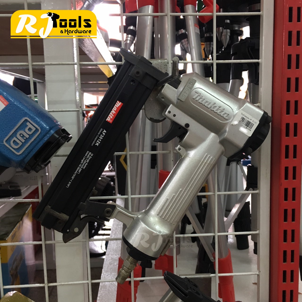 เครื่องยิงตะปูลม ปืนยิงลม Makita รุ่น AF301ZK