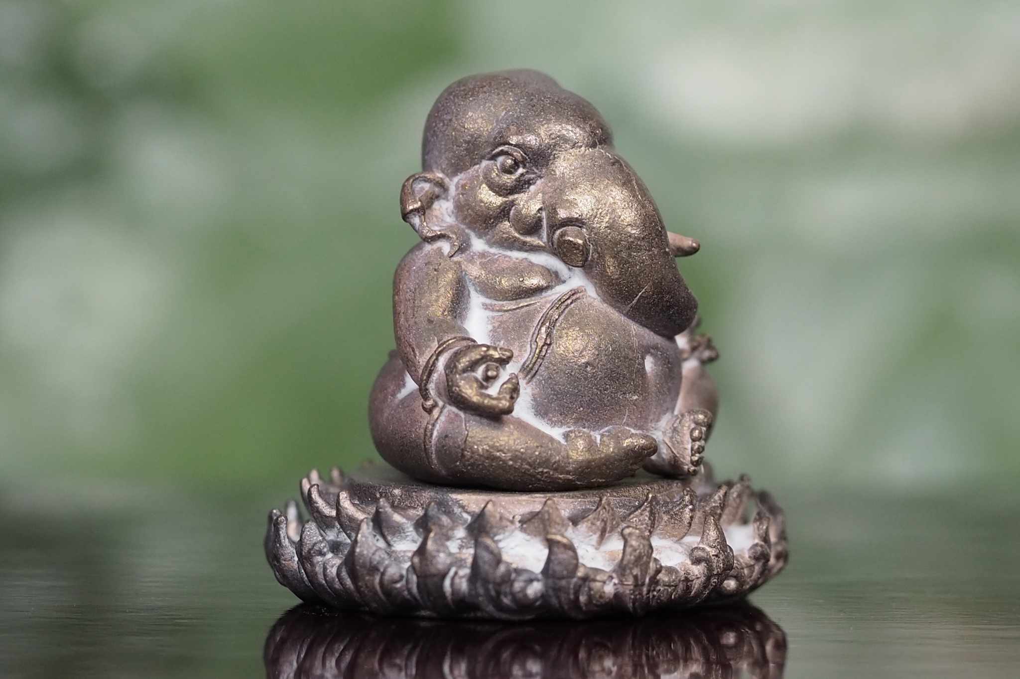 พระพิฆเนศประทับบนฐานบัว รุ่นสร้างโบสถ์ เนื้อสำริดโบราณ(ตอกโค๊ดนำฤกษ์)