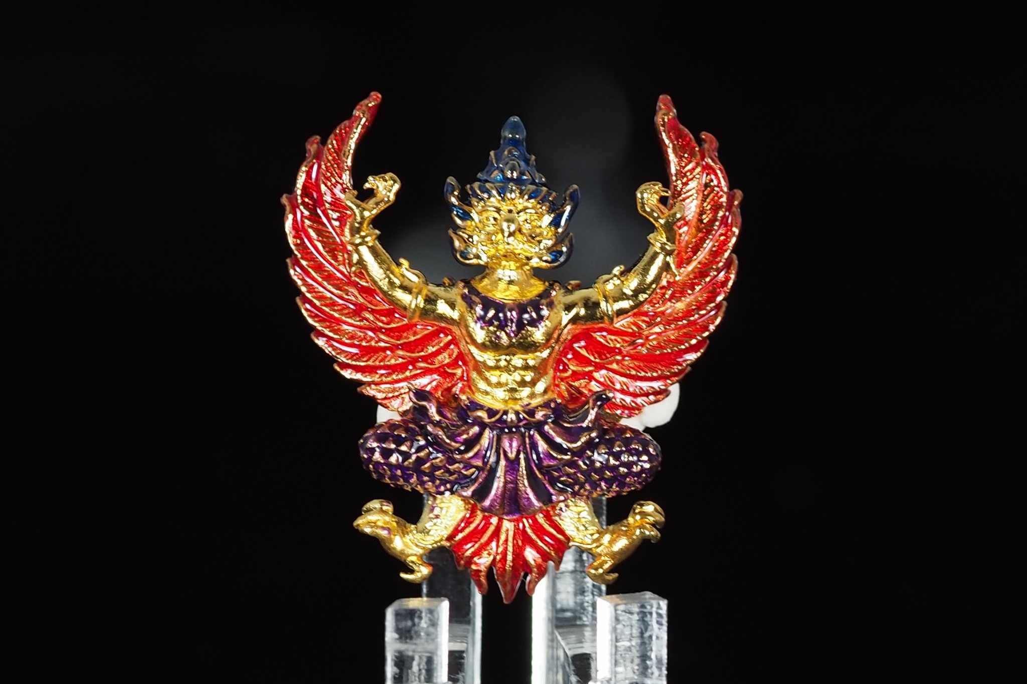 พญาครุฑ มหาสิทธิโชค (รุ่นแรก) วัดศาลเจ้า จ.ปทุมธานี เนื้อโลหะชุบทอง กายทอง-ปีกแดง-ผ้านุ่งสีม่วง