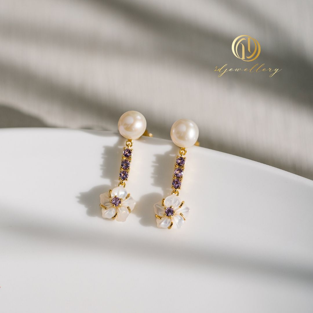 1D Jewellery ต่างหูเงินแท้ 925 ชุบโรเดียม ฝังเพชรสวิส(CZ) 🌺 ต่างหูมุก ดีไซน์ดอกไม้สุดน่ารัก 🌺 💜 Amethyst (อเมทิสต์) ความสงบและสมาธิ ช่วยเสริมพลังบวก ปกป้องจากพลังงานลบ และดึงดูดความสำเร็จและโชคลาภ 🤍 Pearl (ไข่มุก): สัญลักษณ