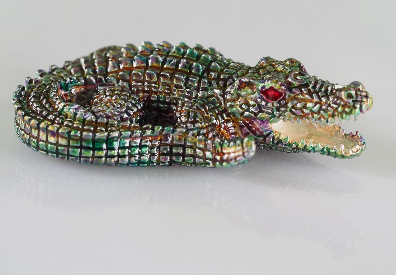 จระเข้เรียกทรัพย์ รุ่นเงินกองทองมา ขนาดเล็ก 2.5 ซม.เนื้อโลหะกะไหล่เงิน ลงยาสีเขียวประกายรุ้ง หลวงพ่อเงิน วัดบ้านอ้อ จ.นครราชสีมา