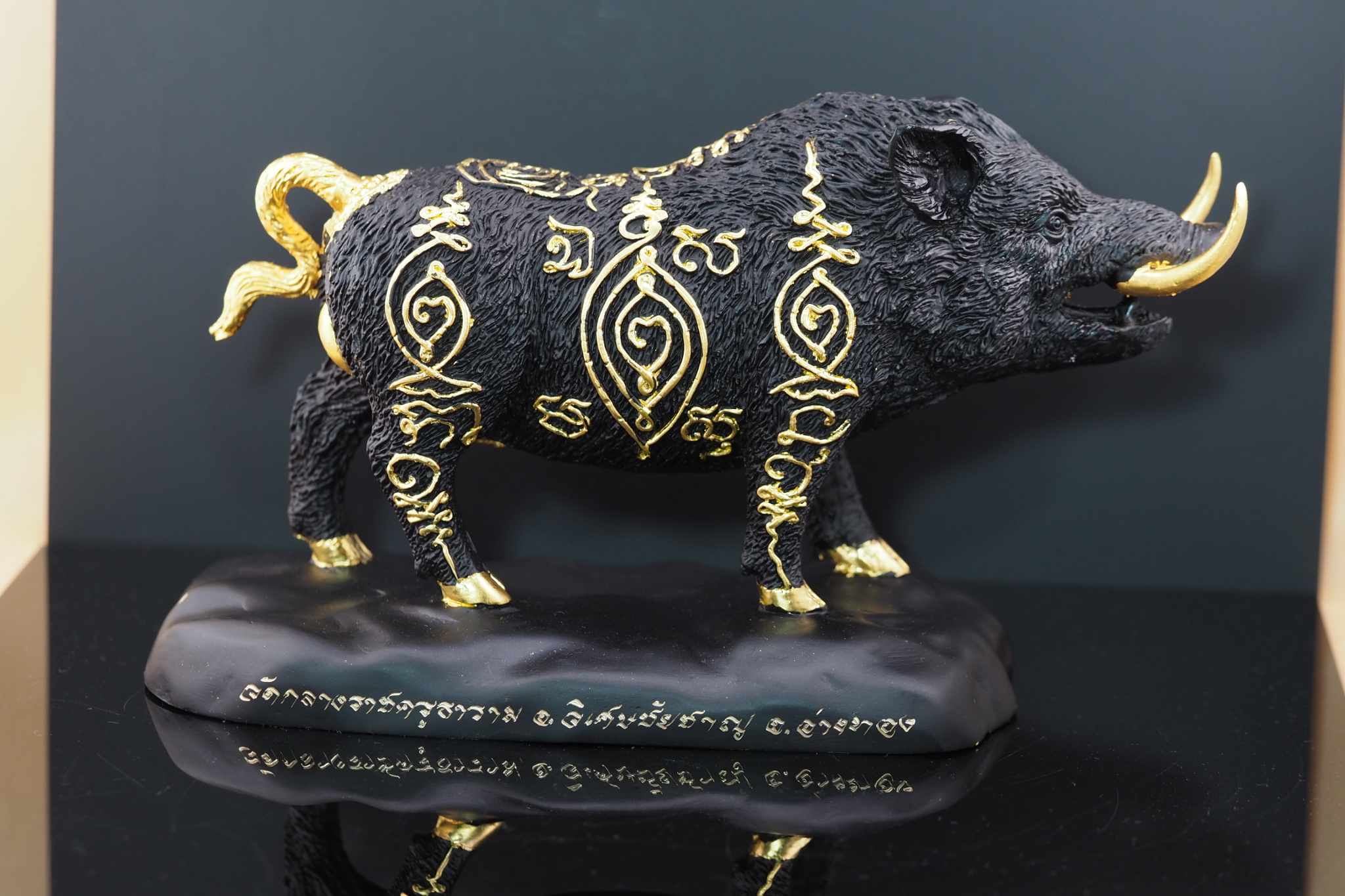 พญาวราหะ ราชาโชค ขนาดบูชาเนื้อโลหะดำ ปิดทองลายยันต์ พิธีเสาร์๕ ปีมะโรง