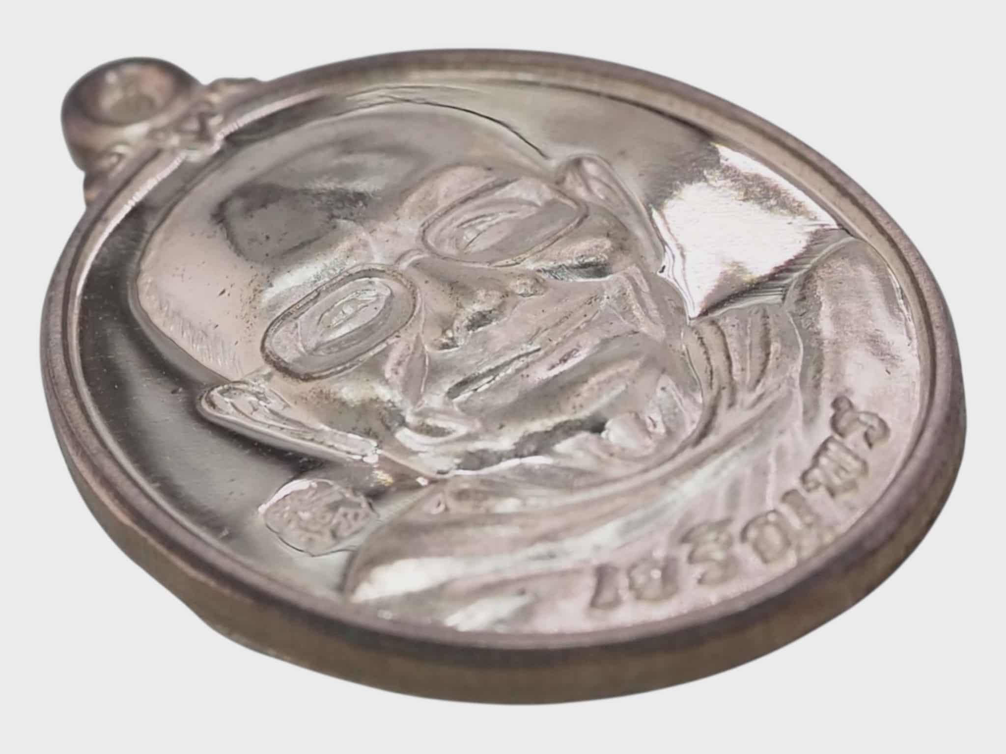 เหรียญเจริญพรครึ่งองค์ หลวงพ่อจรัญ วัดอัมพวัน จ.สิงห์บุรี เนื้อเงิน รุ่นเจริญพร ปี 2554