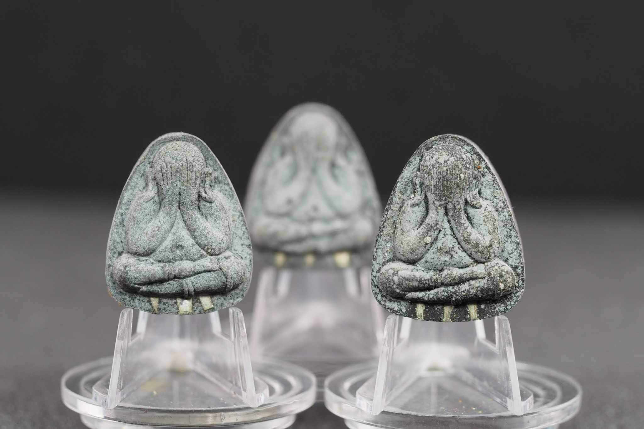 พระปิดตาพิมพ์ปลดหนี้หลวงปู่โต๊ะ เนื้อใบลานฝังตะกรุดเงินแท้ 3 ดอก หลังยันต์นะ รุ่นสร้างโบสถ์วัดบ้านอ้อ