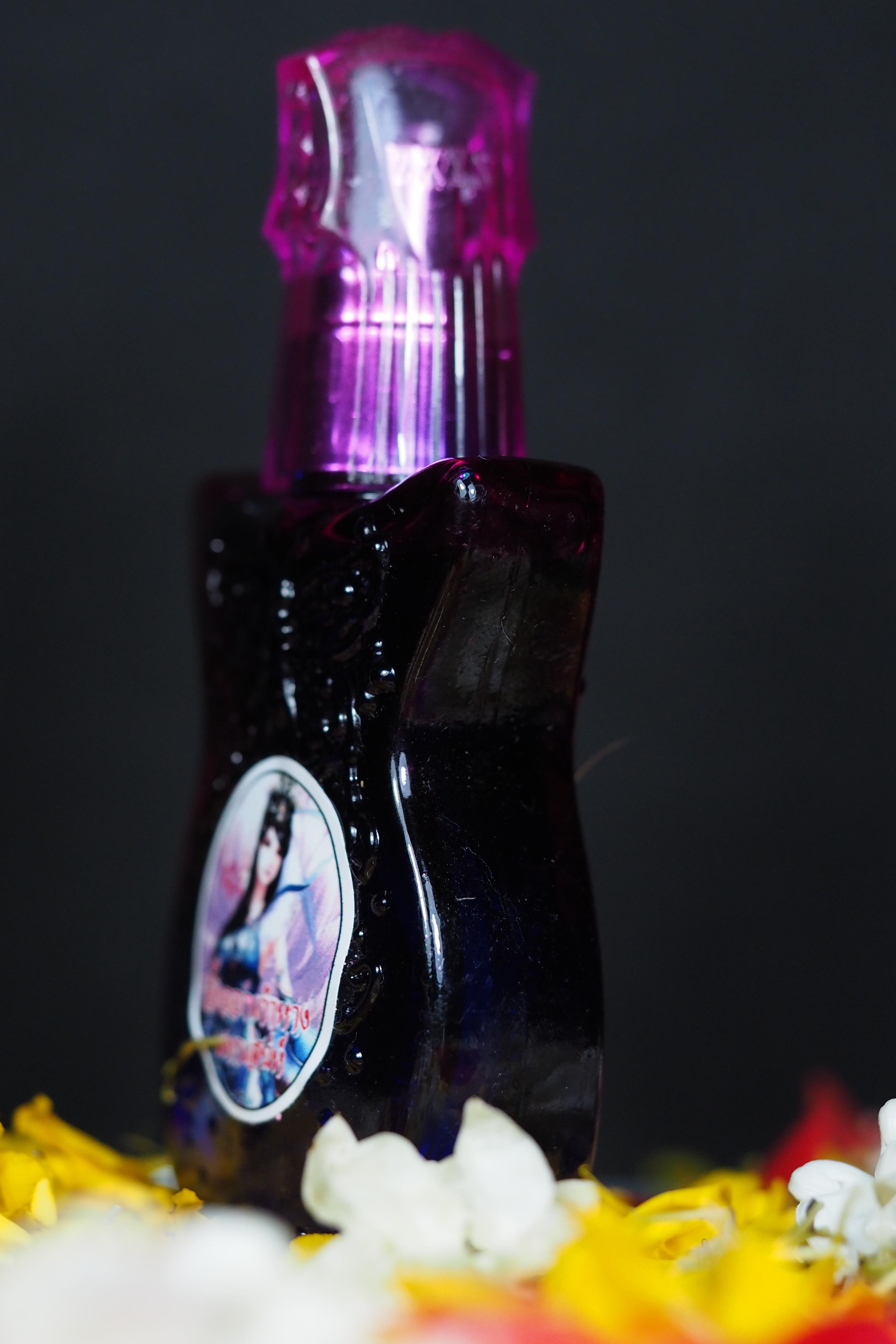 น้ำมันจิ้งจอกเก้าหาง มหาเสน่ห์ อาจารย์ประคอง รุ่นเจริญ