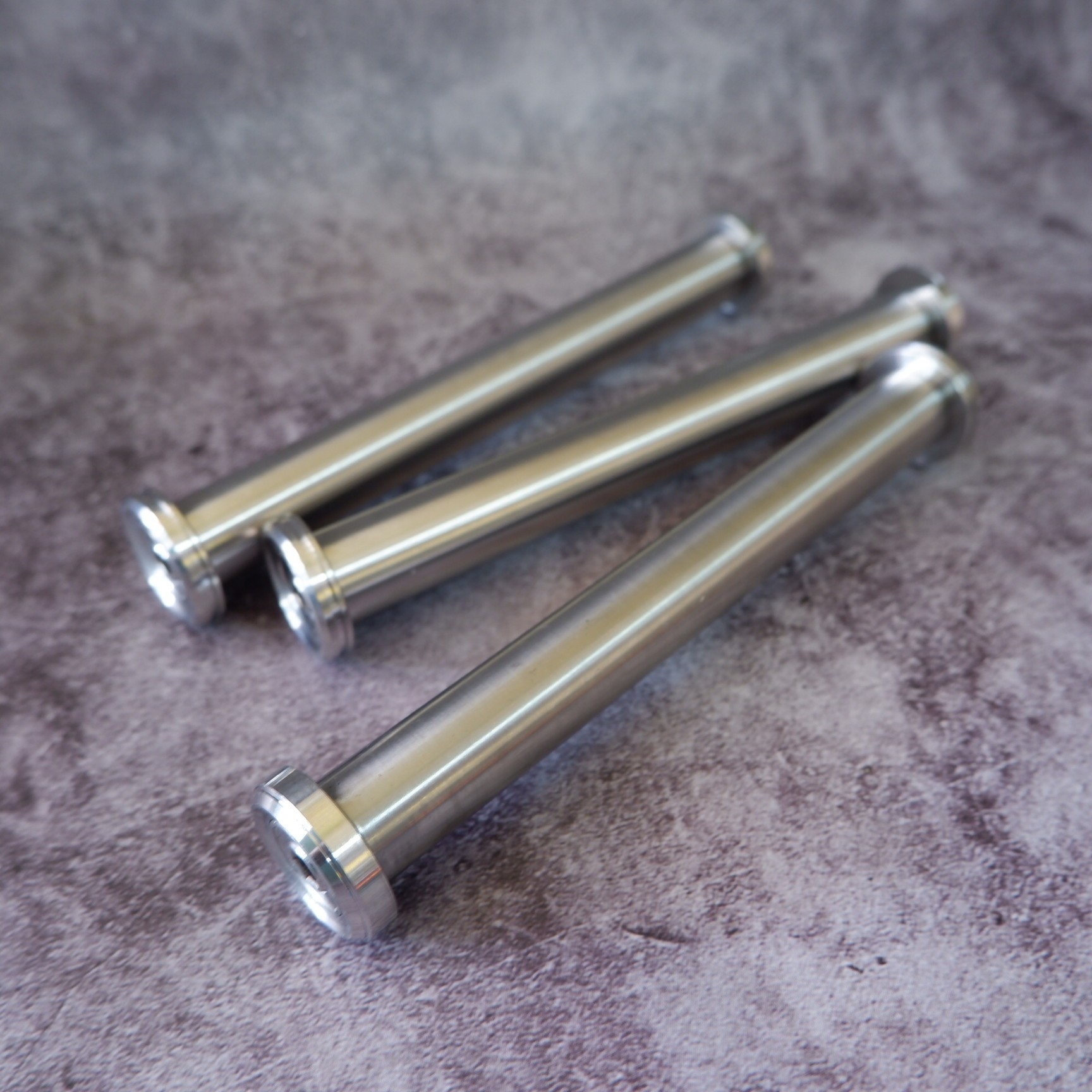 น้าคมน็อตซิ่ง แกนขาตั้งคู่งานกลึงมือ Wave125 เก่าทุกรุ่น / wave100 ทุกรุ่น น้าคมน็อตซิ่ง น็อตแกนขาตั้งคู่งานกลึงมือ แท้💯 แกนขาตั้งคู่