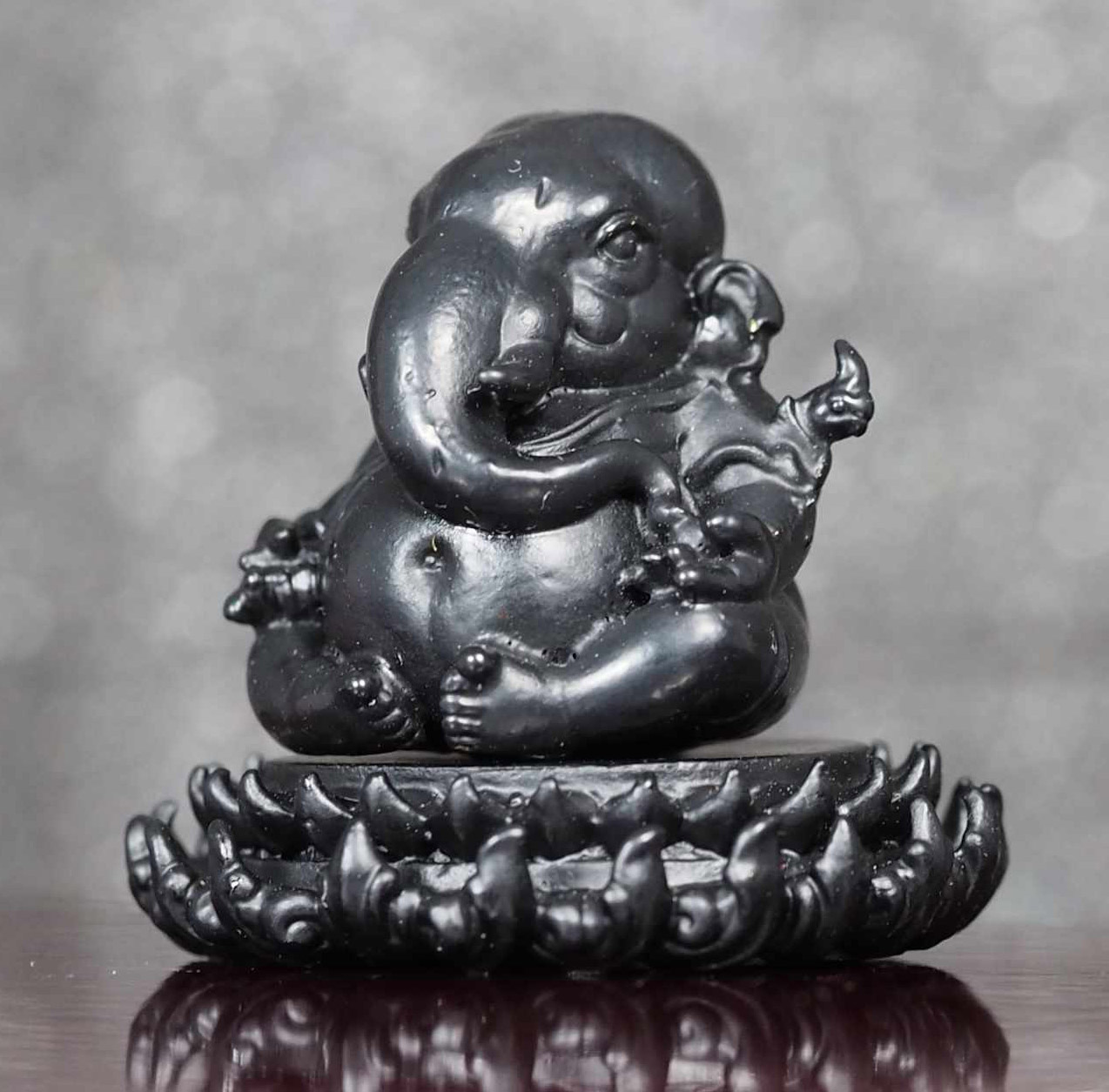 พระพิฆเนศประทับบนฐานบัว รุ่นสร้างโบสถ์ เนื้อโลหะสีดำนิลกาฬ