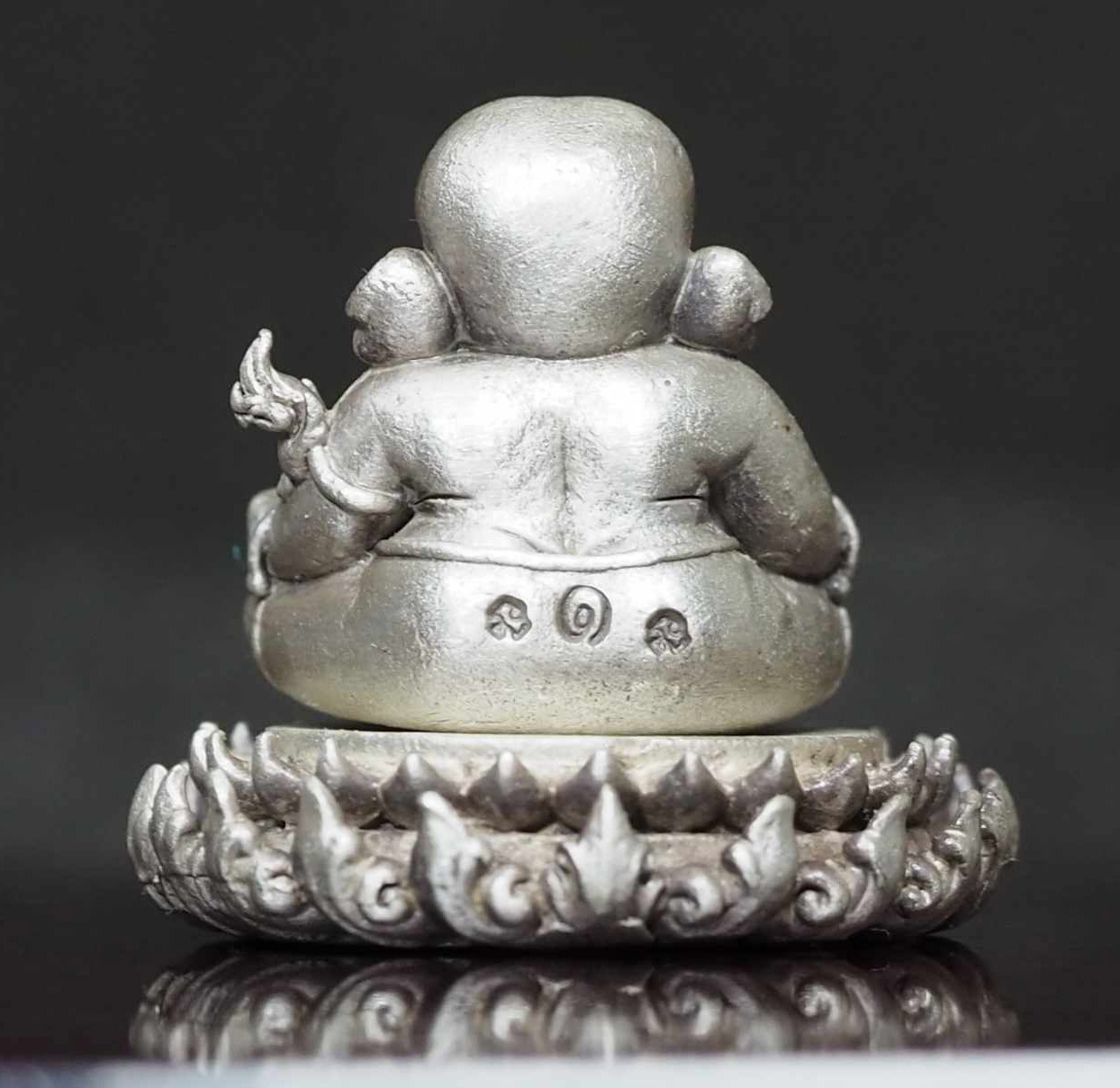 พระพิฆเนศประทับบนฐานบัว รุ่นสร้างโบสถ์ เนื้อเงินซาติน