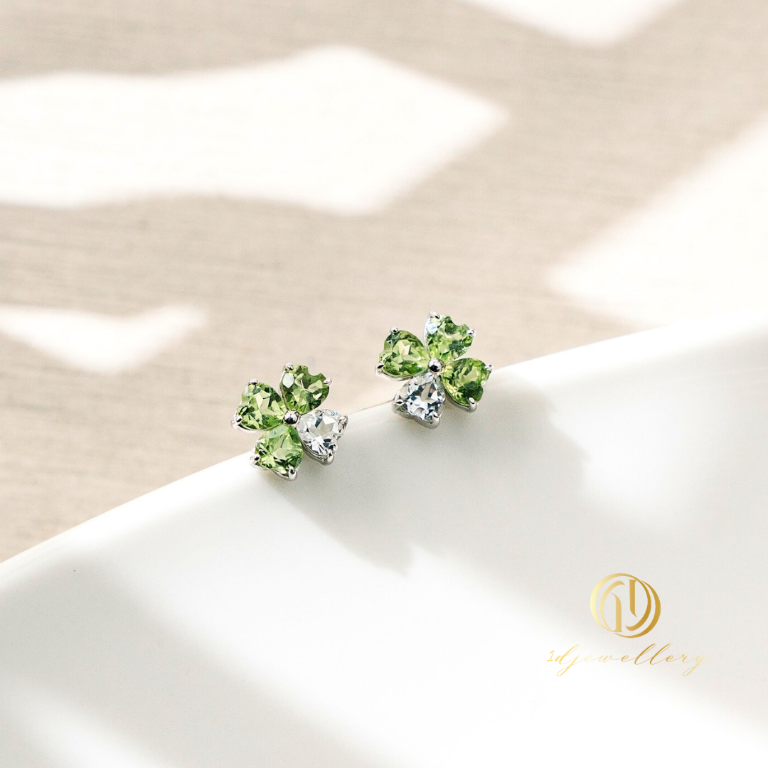 1D Jewellery ต่างหูเงินแท้ 925 ชุบโรเดียม 💚✨ ดอกไม้ ฝัง Peridot & White Topaz ✨💚 Peridot – เสริมโชคลาภ พลังบวก และช่วยดึงดูดสิ่งดี ๆ 🤍 White Topaz – ส่งเสริมความสมหวัง เพิ่มเสน่ห์และพลังด้านบวก