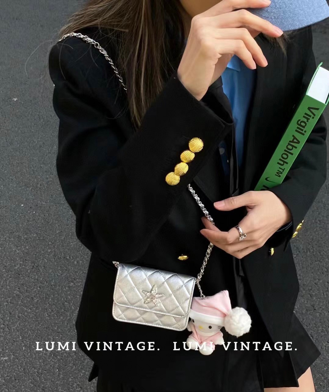Chanel กระเป๋าสะพายไฮโซเก๋ แบรนด์เนมชาแนลมินิสีเงืนเมทาลิคขนาด 5 นิ้ว VIP MAKE UP COUNTER BRAND CC CHANEL WITH COMPLIMENTS เงินเมทาลิค