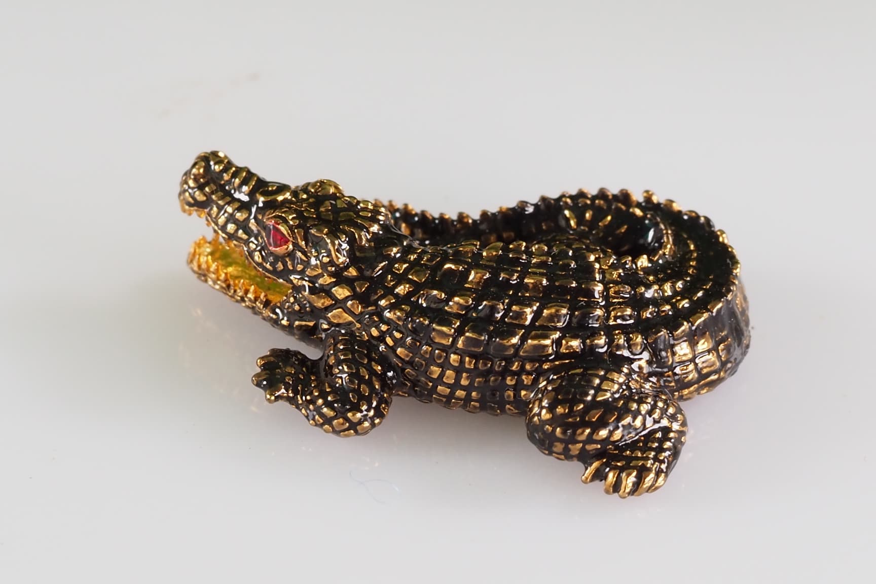 จระเข้เรียกทรัพย์ รุ่นเงินกองทองมา ขนาดเล็ก 2.5 ซม.เนื้อโลหะกะไหล่เงิน ลงยาสีน้ำตาลลายดำ หลวงพ่อเงิน วัดบ้านอ้อ จ.นครราชสีมา