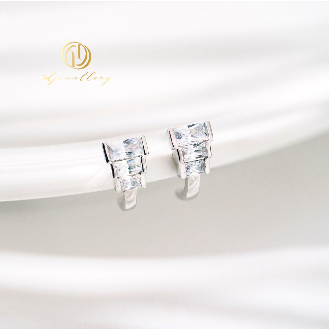1D Jewellery ต่างหูเงินแท้ 925 ชุบโรเดียม ฝังเพชรสวิส(CZ) ✨ Step Triple Baguette Cut Studs Earrings ✨ ต่างหูเพชรสวิส ต่างหูนี้เปรียบเสมือนการก้าวข้ามความท้าทายในชีวิต พร้อมก้าวสู่ความสำเร็จและความรุ่งเรืองที่รออยู่ 🌟