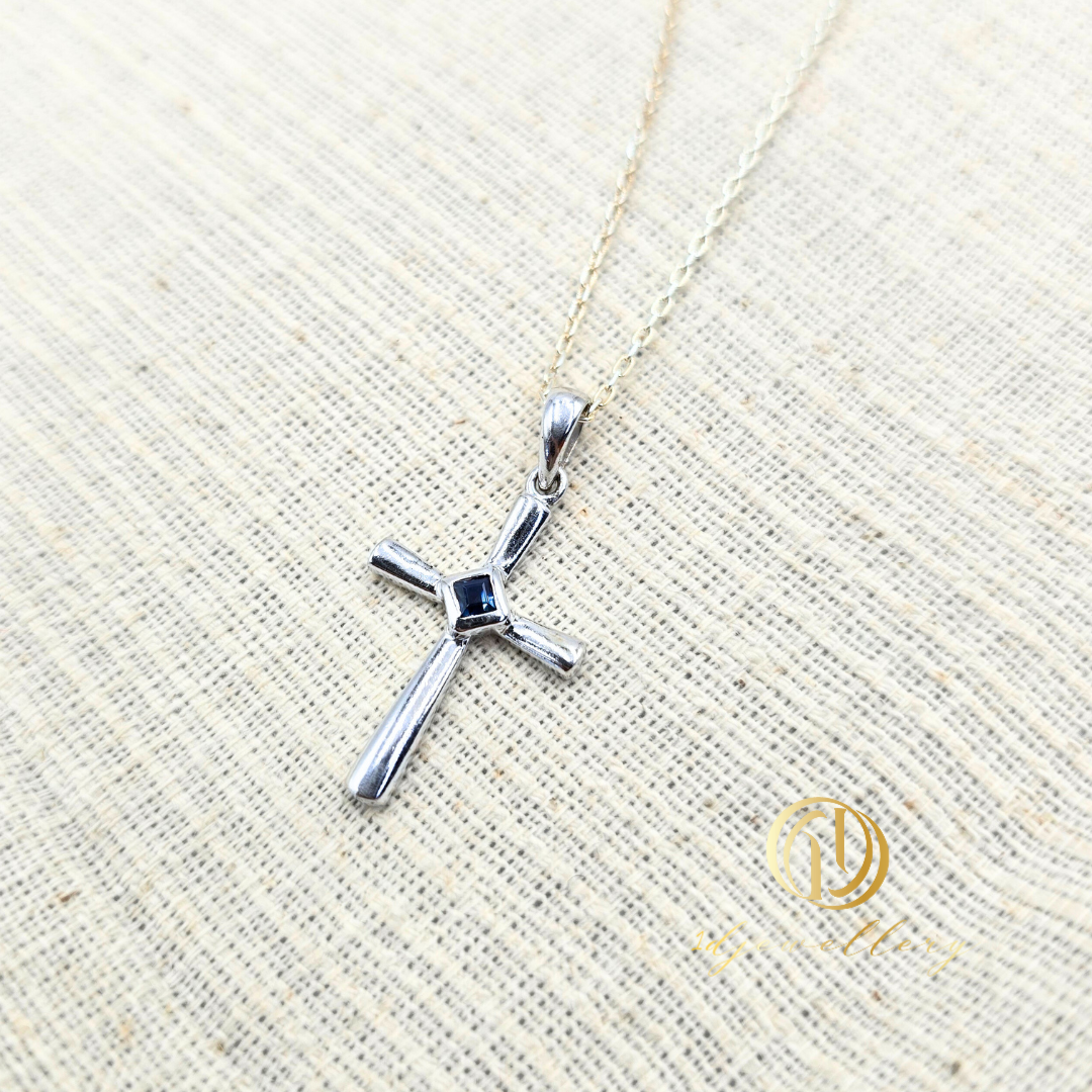 1D Jewellery สร้อยคอเงินแท้ 925 พลอยแท้ ชุบโรเดียม ✨ Cross BT (ไม้กางเขน) – พลังจาก 💙 Blue Topaz – พลอยแห่งความสงบและพลังจิตวิญญาณ