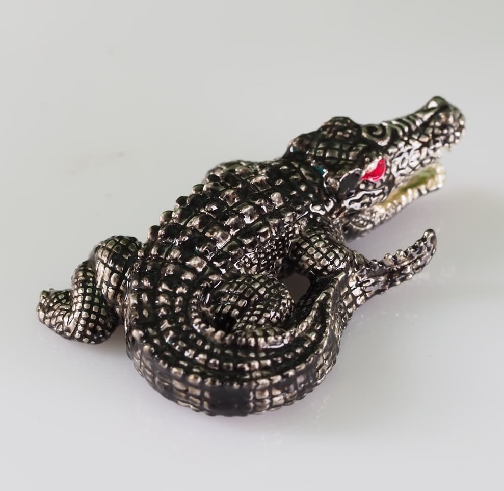 จระเข้เรียกทรัพย์ รุ่นเงินกองทองมา ขนาดใหญ่ 4 ซม.เนื้อโลหะกะไหล่เงิน ลงยาสีเทาลายดำ หลวงพ่อเงิน วัดบ้านอ้อ จ.นครราชสีมา