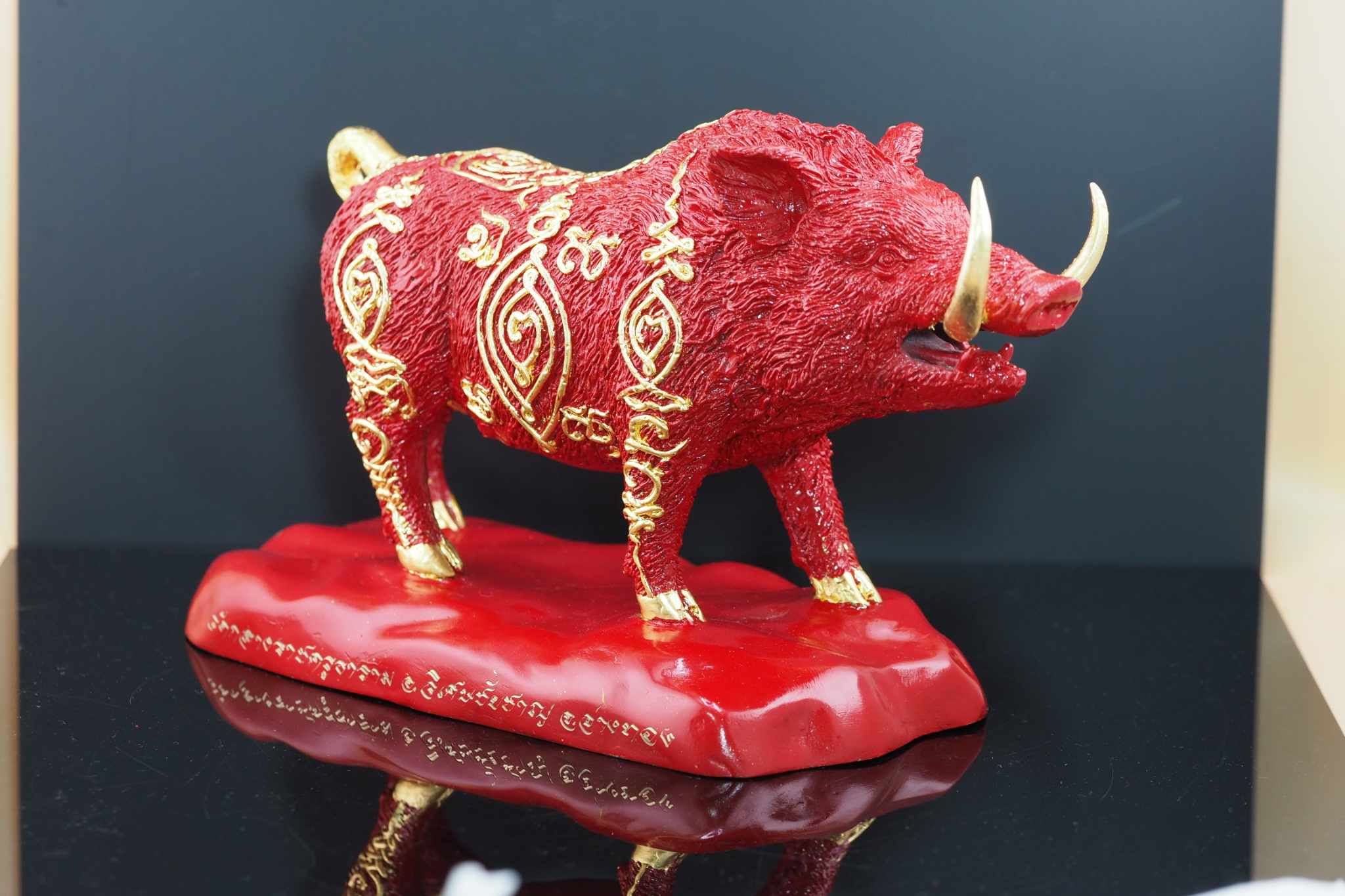 พญาวราหะ ราชาโชค ขนาดบูชาเนื้อโลหะลงยาสีชาด(แดง)ปิดทองลายยันต์ พิธีเสาร์๕ ปีมะโรง