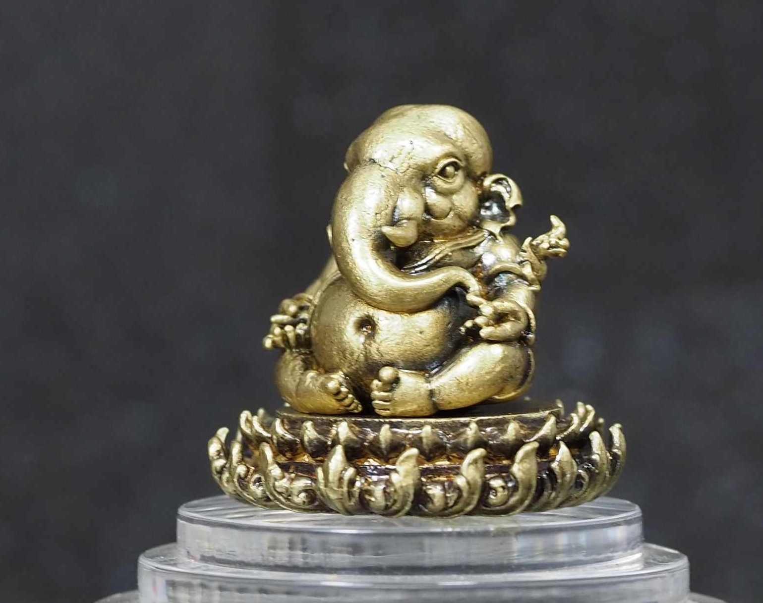 พระพิฆเนศประทับบนฐานบัว รุ่นสร้างโบสถ์ เนื้อทองระฆังซาติน