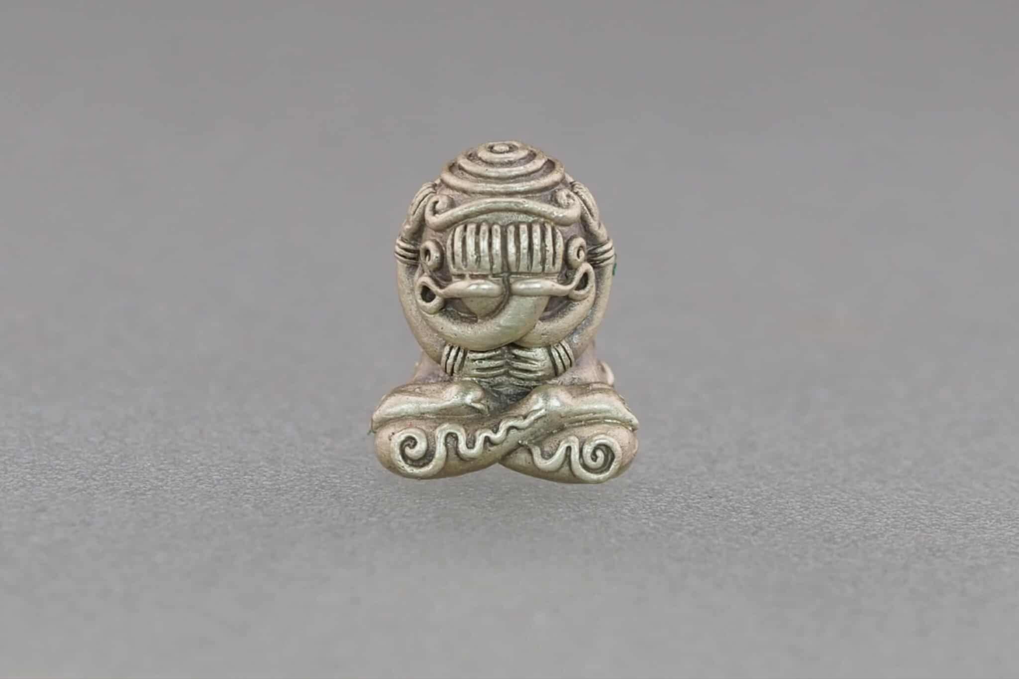 พระปิดตาอุตตโม สุนันโท เนื้อเงินซาติน หน้าตักกว้าง 1.2 ซม.สูง 2 ซม.หลวงพ่อสนั่น สุนันโท วัดกลางราชครูธาราม จ.อ่างทอง