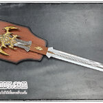 ดาบเอลฟ์ สีทอง ความยาวประมาณ 120 เซนติเมตร ไม่คม