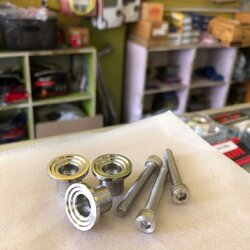 เซ็ทบูชรองตะกร้า เวฟทุกรุ่น บูชตะกร้าWAVE บูชยึดตะกร้า สแตนเลสแท้ บู๊ชตะกร้าหน้า พร้อมน๊อต WAVEทุกรุ่น บูทตระกร้าหน้า บูช บูชรองตะกร้า