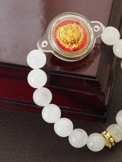 เหรียญจ้าวพยัคฆ์ลงยา ร้อยสร้อยข้อมือหินอาเกตสีขาว