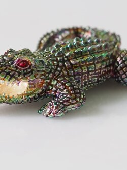 จระเข้เรียกทรัพย์ รุ่นเงินกองทองมา ขนาดเล็ก 2.5 ซม.เนื้อโลหะกะไหล่เงิน ลงยาสีเขียวประกายรุ้ง หลวงพ่อเงิน วัดบ้านอ้อ จ.นครราชสีมา