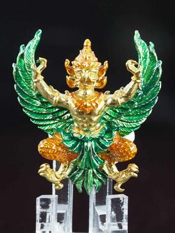 พญาครุฑ มหาสิทธิโชค (รุ่นแรก) วัดศาลเจ้า จ.ปทุมธานี กายเนื้อทองระฆัง-ปีกสีเขียว-ผ้านุ่งสีกลัก