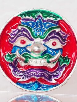 เหรียญหล่อท้าวเวสสุวรรณ รุ่นเศรษฐีบูชาครู เนื้อโลหะกะไหล่เงินลงยา สีแดง