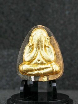 พระปิดตาพิมพ์ปลดหนี้หลวงปู่โต๊ะ เนื้อก้นครกรวมมวลสารฝังตะกรุดเงินและตะกรุดทองคำ องค์ปิดทอง หลังยันต์นะ