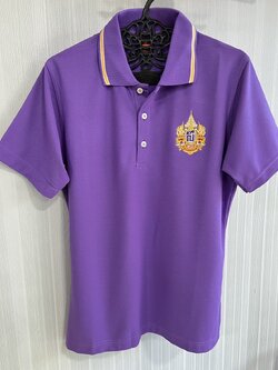 Polo Shirt TC Micro สีม่วง ปกสีม่วงริ้วทอง ตราสัญลักษณ์ ๖๐ พรรษา สมเด็จพระกนิษฐาธิราชเจ้า กรมสมเด็จพระเทพรัตนราชสุดาฯ สยามบรมราชกุมารี สำเนา