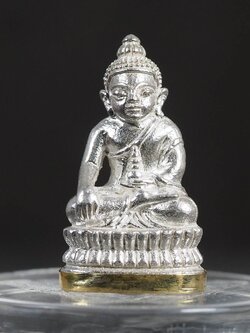 พระชัยวัฒน์ รุ่นเยือนอินเดีย เนื้อเงิน ก้นทองคำ หลวงพ่อยอด โกสโล วัดตะคร้อ อ.โนนไทย จ.นครราชสีมา