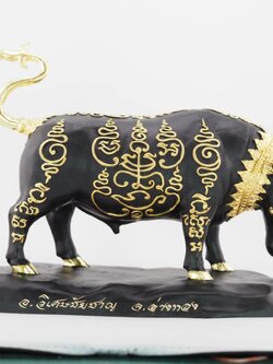 พละกำลังแห่งโภคทรัพย์ มหิงสาโภคทรัพย์ ขนาดบูชา เนื้อโลหะสีดำนิลกาฬ งานหล่อแบบโบราณยันต์นูน(ยันต์เส้นขนมจีน)