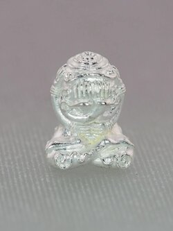 พระปิดตาอุตตโม สุนันโท เนื้อโลหะชุบเงิน หน้าตักกว้าง 1.2 ซม.สูง 2 ซม.หลวงพ่อสนั่น สุนันโท วัดกลางราชครูธาราม จ.อ่างทอง