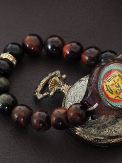 เหรียญจ้าวพยัคฆ์ลงยา ร้อยสร้อยข้อมือหินสามทหารเสือ