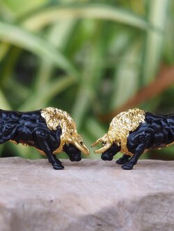 กระทิงมหาอำนาจ จ้าวทองดำ(ปิดทองบางส่วน) ตะกรุดทองคำ วัดบ้านอ้อ จ.นครราชสีมา