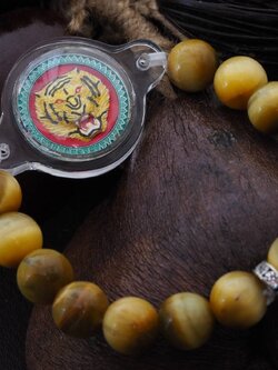 เหรียญจ้าวพยัคฆ์ลงยา ร้อยสร้อยข้อมือหินโกล์ดเด้นไทเกอร์อาย