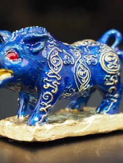 พญาวราหะ ราชาโชค ขนาดพกพา พิธีเสาร์๕ ปีมะโรง เนื้อทองระฆังลงยาสีน้ำเงิน อุดมวลสารฝังตะกรุดเงินแท้ 2 ดอก