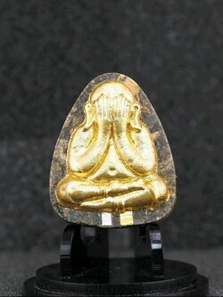 พระปิดตาพิมพ์ปลดหนี้หลวงปู่โต๊ะ เนื้อก้นครกรวมมวลสารฝังตะกรุดเงินและตะกรุดทองคำ องค์ปิดทอง หลังยันต์ตรี