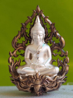 หลวงพ่อโสธร รุ่น รวย สุข สำเร็จ เนื้อเงินพิมพ์ใหญ่