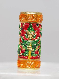 ตะกรุดท้าวเวสสุวรรณทวิพัตร์(หน้าเทวดา และ หน้ายักษ์) รุ่นเศรษฐีบูชาครู เนื้อโลหะกะไหล่ทองลงยาพื้นสีแดง