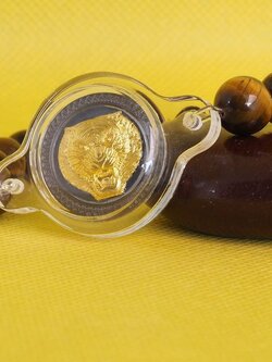 เหรียญจ้าวพยัคฆ์เนื้อโลหะลงยาหน้ากากทองระฆัง ร้อยสร้อยข้อมือหินโกล์ดเด้นไทเกอร์อาย