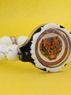 เหรียญจ้าวพยัคฆ์ลงยา ร้อยสร้อยข้อมือหินฮาวไลท์