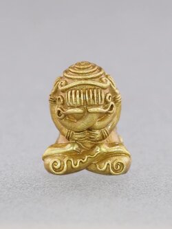 พระปิดตาอุตตโม สุนันโท เนื้อทองระฆังซาติน หน้าตักกว้าง 1.2 ซม.สูง 2 ซม.หลวงพ่อสนั่น สุนันโท วัดกลางราชครูธาราม จ.อ่างทอง