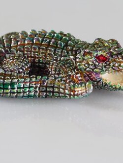 จระเข้เรียกทรัพย์ รุ่นเงินกองทองมา ขนาดใหญ่ 4 ซม.เนื้อโลหะกะไหล่เงิน ลงยาสีเขียวก้านบัว หลวงพ่อเงิน วัดบ้านอ้อ จ.นครราชสีมา