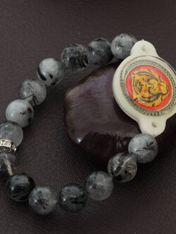 เหรียญจ้าวพยัคฆ์ลงยา ร้อยสร้อยข้อมือหินแก้วขนเหล็ก