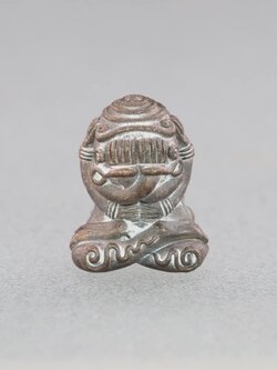 พระปิดตาอุตตโม สุนันโท เนื้อสำริดโบราณ หน้าตักกว้าง 1.2 ซม.สูง 2 ซม.หลวงพ่อสนั่น สุนันโท วัดกลางราชครูธาราม จ.อ่างทอง