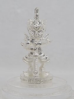 ท้าวเวสสุวรรณ รุ่น เศรษฐีเงินล้าน ขนาดสูง 3.5 ซม. เนื้อโลหะกะไหล่เงิน หลวงพ่อเงิน วัดบ้านอ้อ จ.นครราชสีมา