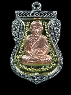 เหรียญเสมาหน้าเลื่อน เนื้อทองทิพย์ซุ้มอัลปาก้าองค์ทองแดง รุ่นพลิกแผ่นดิน พ่อท่านเขียว วัดห้วยเงาะ จ.ปัตตานี