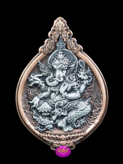 พระพิฆเนศ รุ่นสุขสบาย เนื้อเทวฤทธิ์แดงรมซาตินหน้ากากเงินรมซาติน หลวงปู่ยูร วัดหนองป่าหมาก จ.สระแก้ว