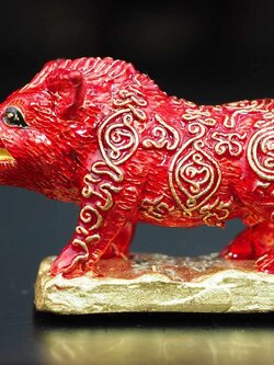 พญาวราหะ ราชาโชค ขนาดพกพา พิธีเสาร์๕ ปีมะโรง เนื้อทองระฆังลงยาสีแดง อุดมวลสารฝังตะกรุดเงินแท้ 2 ดอก