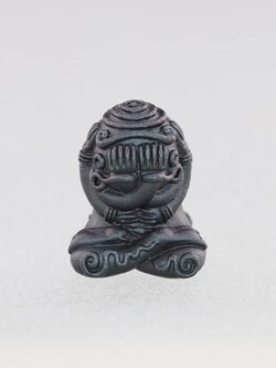 พระปิดตาอุตตโม สุนันโท เนื้อทองแดงรมดำ หน้าตักกว้าง 1.2 ซม.สูง 2 ซม.หลวงพ่อสนั่น สุนันโท วัดกลางราชครูธาราม จ.อ่างทอง